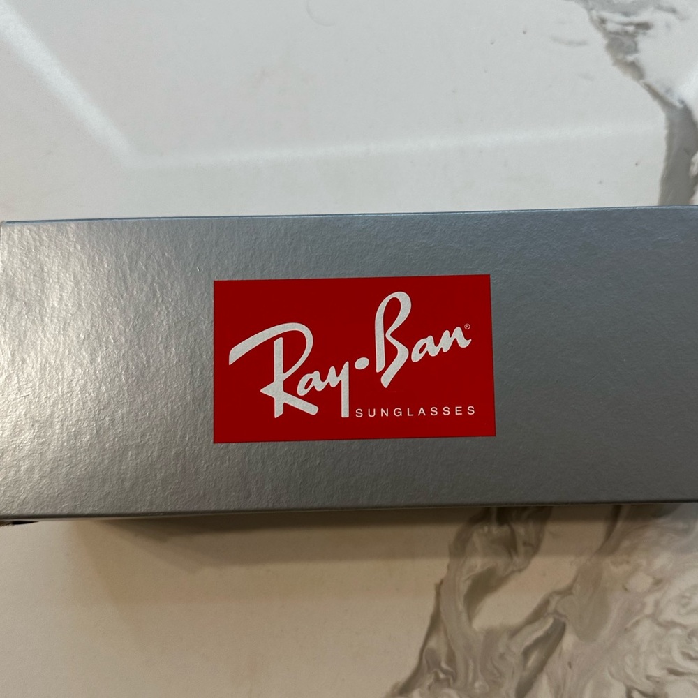 Ray-Ban Sunglasses - Picture 6 of 9